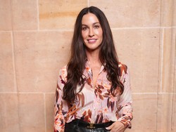 Foto: Alanis Morissette Eksis di Peragaan Celine, Awet Muda di Usia 51 Foto: Alanis Morissette Eksis di Peragaan Celine, Awet Muda di Usia 51